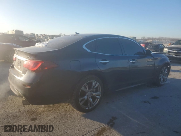 2015 Infiniti Q70 z VIN JN1BY1AP6FM542551, wystawiony jako Copart lot #46096695 z przebiegiem 164 056 mil mil oraz Szkoda całkowita • Salvage title. Historia ofert i sprzedaży dostępna na DreamBid. Obrazek 3.
