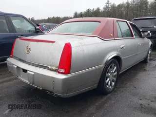 2008 Cadillac DTS 1SA z VIN 1G6KD57Y28U167084, wystawiony jako IAAI lot #41788614 z przebiegiem 86 436 mil mil oraz . Historia ofert i sprzedaży dostępna na DreamBid. Obrazek 4.