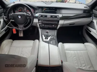 2013 BMW M5 z VIN WBSFV9C58DC772945, wystawiony jako Copart lot #55759565 z przebiegiem 78 125 mil mil oraz Tytuł czysty. Historia ofert i sprzedaży dostępna na DreamBid. Obrazek 8.