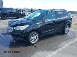 2018 Ford Escape SE z VIN 1FMCU9GD1JUD48846, wystawiony jako IAAI lot #42112952 z przebiegiem 117 580 mil mil oraz . Historia ofert i sprzedaży dostępna na DreamBid. Obrazek 2.