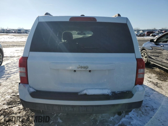 2016 Jeep Patriot Sport z VIN 1C4NJPBA0GD641413, wystawiony jako Copart lot #45956175 z przebiegiem 115 972 mil mil oraz Szkody całkowita. Historia ofert i sprzedaży dostępna na DreamBid. Obrazek 6.