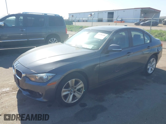 2013 BMW 3 Series 328i xDrive z VIN WBA3B5C52DF138926, wystawiony jako IAAI lot #42256316 z przebiegiem 158 240 mil mil oraz . Historia ofert i sprzedaży dostępna na DreamBid. Obrazek 2.