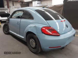 2014 Volkswagen Beetle 1.8T z VIN 3VWJ17AT8EM662235, wystawiony jako IAAI lot #42371906 z przebiegiem 118 173 mil mil oraz . Historia ofert i sprzedaży dostępna na DreamBid. Obrazek 3.