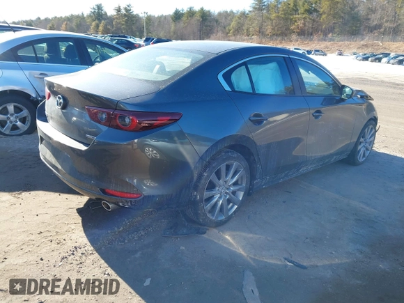 2022 Mazda 3 Carbon Edition z VIN 3MZBPACL4NM309701, wystawiony jako IAAI lot #41419875 z przebiegiem 23 819 mil mil oraz . Historia ofert i sprzedaży dostępna na DreamBid. Obrazek 4.