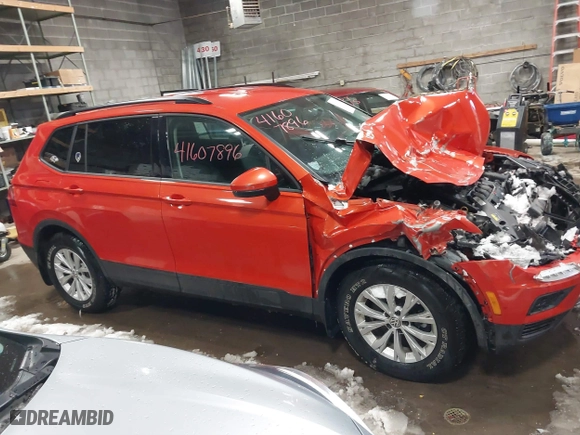 2018 Volkswagen Tiguan S with VIN 3VV1B7AX6JM081850, listed as a IAAI auction lot 41607896 with 101,068 mi miles. Bid and sale history available at carsss.com. Image 13.