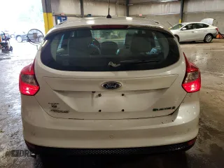 2014 Ford Focus Electric z VIN 1FADP3R45EL344648, wystawiony jako Copart lot #57118335 z przebiegiem 60 347 mil mil oraz Szkoda całkowita • Salvage title. Historia ofert i sprzedaży dostępna na DreamBid. Obrazek 6.