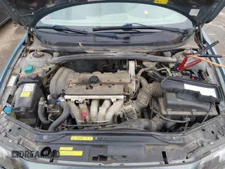 2001 Volvo S60 with VIN YV1RS61R412049879, listed as a IAAI auction lot 42010628 with 174,203 mi miles. Bid and sale history available at carsss.com. Image 10.