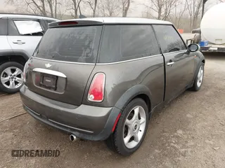 2006 MINI Hardtop z VIN WMWRC33506TK71183, wystawiony jako IAAI lot #41821227 z przebiegiem 87 958 mil mil oraz . Historia ofert i sprzedaży dostępna na DreamBid. Obrazek 4.