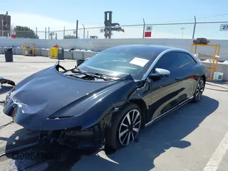 2023 Lucid Air Grand Touring z VIN 50EA1GBA0PA004565, wystawiony jako IAAI lot #41913843 z przebiegiem 25 468 mil mil oraz . Historia ofert i sprzedaży dostępna na DreamBid. Obrazek 2.