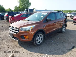 2017 Ford Escape S z VIN 1FMCU0F79HUC31792, wystawiony jako IAAI lot #42377599 z przebiegiem 98 300 mil mil oraz . Historia ofert i sprzedaży dostępna na DreamBid. Obrazek 2.