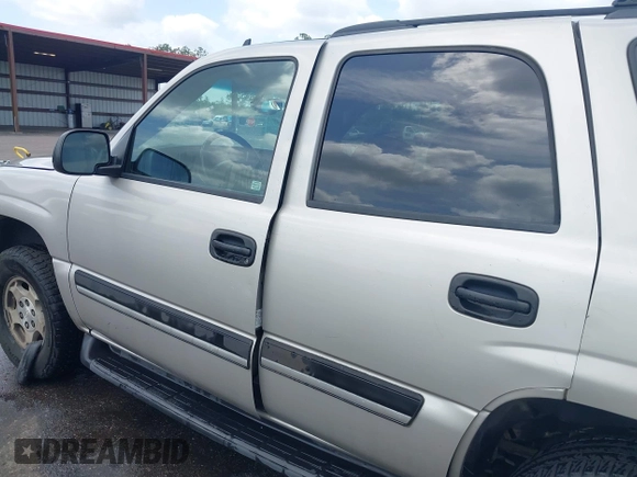 2006 Chevrolet Tahoe LS z VIN 1GNEC13V86R135510, wystawiony jako IAAI lot #42123092 z przebiegiem 370 153 mil mil oraz . Historia ofert i sprzedaży dostępna na DreamBid. Obrazek 6.
