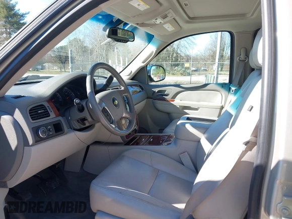 2014 Chevrolet Tahoe LTZ z VIN 1GNSCCE05ER223171, wystawiony jako IAAI lot #41329685 z przebiegiem 150 328 mil mil oraz . Historia ofert i sprzedaży dostępna na DreamBid. Obrazek 5.