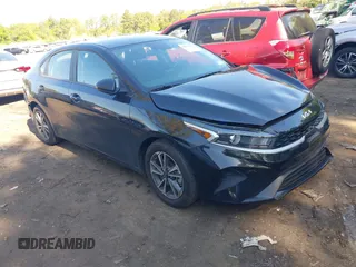 2024 Kia Forte LXS z VIN 3KPF24AD1RE758267, wystawiony jako IAAI lot #42205363 z przebiegiem 6 907 mil mil oraz . Historia ofert i sprzedaży dostępna na DreamBid. Obrazek 1.
