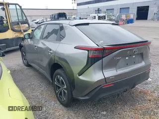 2024 Toyota bZ4X XLE z VIN JTMAAAAA4RA042628, wystawiony jako IAAI lot #41801949 z przebiegiem 10 279 mil mil oraz . Historia ofert i sprzedaży dostępna na DreamBid. Obrazek 3.