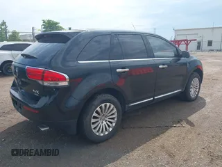 2012 Lincoln MKX z VIN 2LMDJ8JK8CBL17752, wystawiony jako IAAI lot #42430515 z przebiegiem 220 452 mil mil oraz . Historia ofert i sprzedaży dostępna na DreamBid. Obrazek 4.
