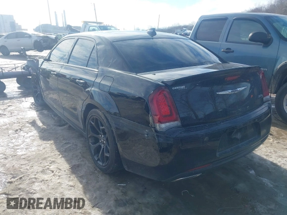 2020 Chrysler 300 S z VIN 2C3CCABT0LH180828, wystawiony jako IAAI lot #41370520 z przebiegiem 47 258 mil mil oraz . Historia ofert i sprzedaży dostępna na DreamBid. Obrazek 3.