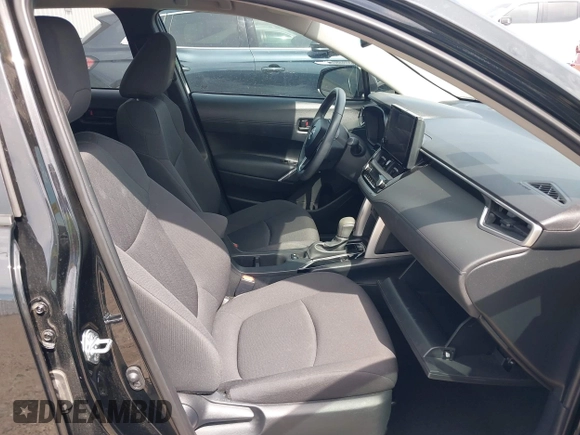 2024 Toyota Corolla Cross LE z VIN 7MUCAAAG8RV083172, wystawiony jako IAAI lot #42049180 z przebiegiem 26 642 mil mil oraz . Historia ofert i sprzedaży dostępna na DreamBid. Obrazek 5.