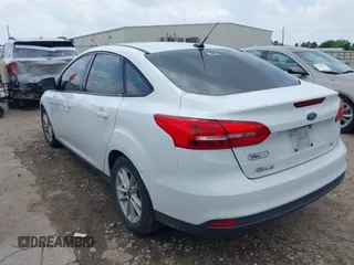 2018 Ford Focus SE z VIN 1FADP3F22JL292697, wystawiony jako IAAI lot #42094271 z przebiegiem 43 614 mil mil oraz . Historia ofert i sprzedaży dostępna na DreamBid. Obrazek 3.