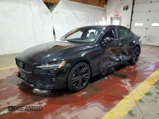 2024 Volvo S60 Plus Black Edition z VIN 7JRL12TH5RG308326, wystawiony jako Copart lot #41958005 z przebiegiem Nie podano mil oraz Szkody całkowita. Historia ofert i sprzedaży dostępna na DreamBid. Obrazek 1.