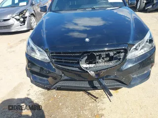 2016 Mercedes-Benz E 350 Sport z VIN WDDHF5KB7GB254354, wystawiony jako IAAI lot #41834780 z przebiegiem 139 961 mil mil oraz . Historia ofert i sprzedaży dostępna na DreamBid. Obrazek 6.
