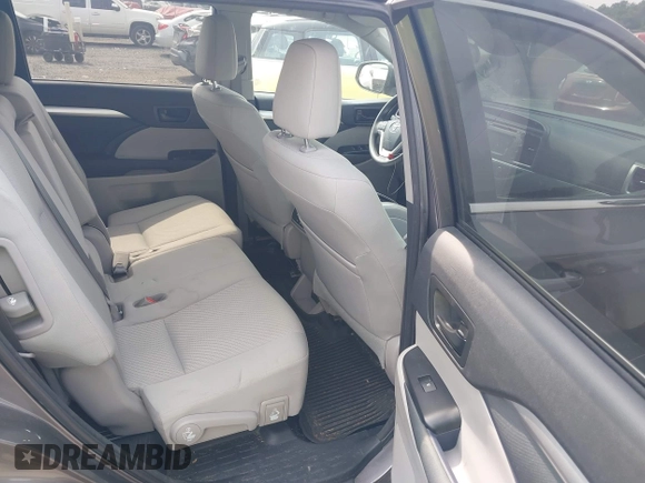 2018 Toyota Highlander LE z VIN 5TDBZRFH3JS841728, wystawiony jako IAAI lot #42424705 z przebiegiem 93 473 mil mil oraz . Historia ofert i sprzedaży dostępna na DreamBid. Obrazek 8.