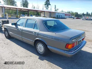 1989 Mercedes-Benz 300 300SE z VIN WDBCA24DXKA437857, wystawiony jako IAAI lot #42343496 z przebiegiem 152 134 mil mil oraz . Historia ofert i sprzedaży dostępna na DreamBid. Obrazek 3.