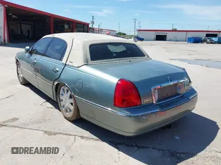 2004 Lincoln Town Car Ultimate z VIN 1LNHM83W74Y688961, wystawiony jako IAAI lot #42222464 z przebiegiem 132 780 mil mil oraz . Historia ofert i sprzedaży dostępna na DreamBid. Obrazek 3.