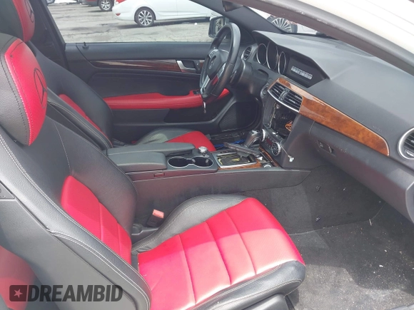 2014 Mercedes-Benz C 250 z VIN WDDGJ4HB6EG184292, wystawiony jako IAAI lot #42183329 z przebiegiem 122 449 mil mil oraz . Historia ofert i sprzedaży dostępna na DreamBid. Obrazek 5.