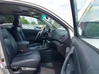2013 Toyota Highlander z VIN 5TDZK3EH0DS127237, wystawiony jako IAAI lot #42266241 z przebiegiem 241 582 mil mil oraz . Historia ofert i sprzedaży dostępna na DreamBid. Obrazek 5.
