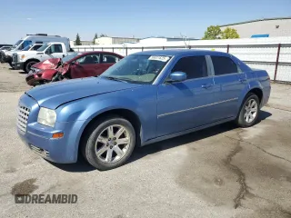 2007 Chrysler 300 Touring z VIN 2C3KA53G17H846188, wystawiony jako Copart lot #56031625 z przebiegiem 121 198 mil mil oraz Szkoda całkowita • Salvage title. Historia ofert i sprzedaży dostępna na DreamBid. Obrazek 1.