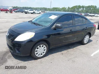 2014 Nissan Versa SV z VIN 3N1CN7AP8EL842374, wystawiony jako IAAI lot #42684858 z przebiegiem 123 734 mil mil oraz . Historia ofert i sprzedaży dostępna na DreamBid. Obrazek 2.