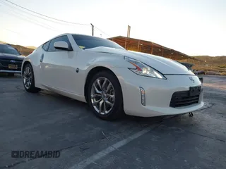 2014 Nissan 370Z Touring z VIN JN1AZ4EH2EM635420, wystawiony jako IAAI lot #40862653 z przebiegiem 68 004 mil mil oraz . Historia ofert i sprzedaży dostępna na DreamBid. Obrazek 1.