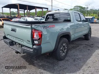 2023 Toyota Tacoma SR5 z VIN 3TYDZ5BNXPT024914, wystawiony jako IAAI lot #41302756 z przebiegiem 20 307 mil mil oraz . Historia ofert i sprzedaży dostępna na DreamBid. Obrazek 4.