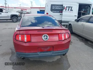 2012 Ford Mustang Premium z VIN 1ZVBP8AM2C5205750, wystawiony jako IAAI lot #42553306 z przebiegiem Nie podano mil oraz . Historia ofert i sprzedaży dostępna na DreamBid. Obrazek 16.