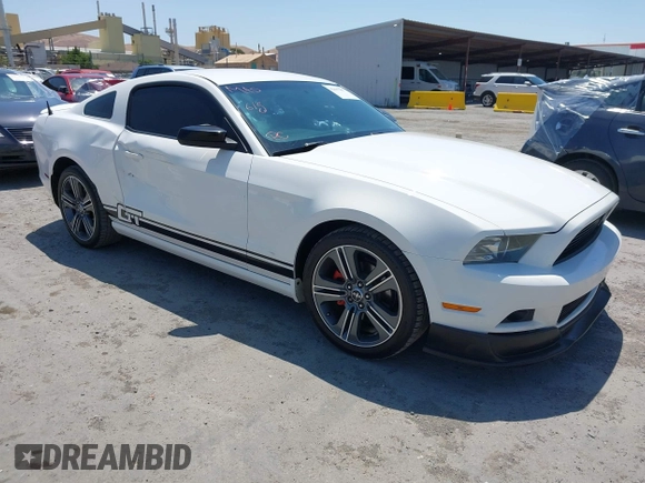 2013 Ford Mustang V6 z VIN 1ZVBP8AM4D5271864, wystawiony jako IAAI lot #42427887 z przebiegiem 149 530 mil mil oraz . Historia ofert i sprzedaży dostępna na DreamBid. Obrazek 1.