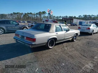 1989 Mercury Grand Marquis z VIN 2MEBM75F1KX629370, wystawiony jako IAAI lot #41718097 z przebiegiem 98 862 mil mil oraz . Historia ofert i sprzedaży dostępna na DreamBid. Obrazek 4.