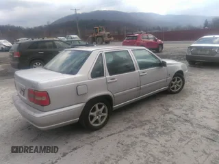 1999 Volvo S70 z VIN YV1LS55A3X1598346, wystawiony jako IAAI lot #35803246 z przebiegiem 215 097 mil mil oraz . Historia ofert i sprzedaży dostępna na DreamBid. Obrazek 4.