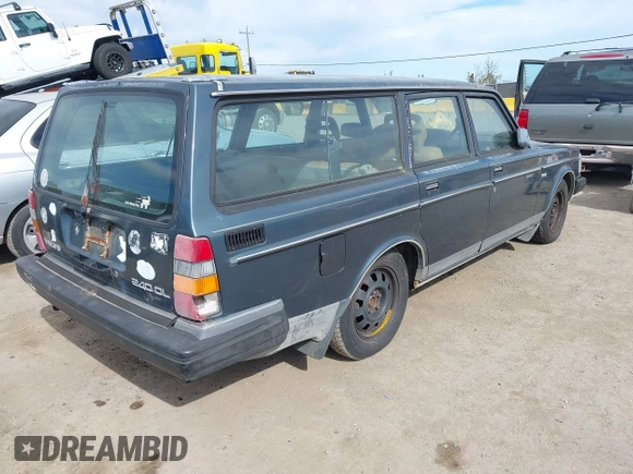 1990 Volvo 240 z VIN YV1AA8854L1871654, wystawiony jako IAAI lot #42004030 z przebiegiem 393 708 mil mil oraz . Historia ofert i sprzedaży dostępna na DreamBid. Obrazek 4.