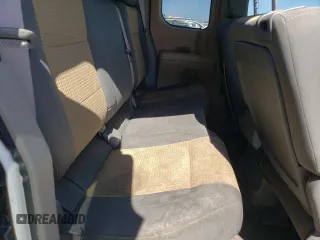 2004 Nissan Titan SE z VIN 1N6AA06A54N529628, wystawiony jako Copart lot #61020005 z przebiegiem 258 224 mil mil oraz Czysty tytuł • Clean title. Historia ofert i sprzedaży dostępna na DreamBid. Obrazek 10.