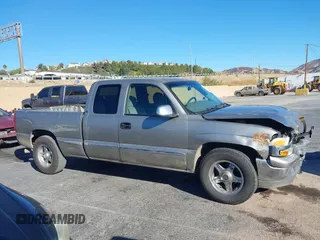 2000 GMC New Sierra 1500 SL with VIN 2GTEC19V6Y1136571, listed as a IAAI auction lot 41043650 with 206,367 mi miles. Bid and sale history available at carsss.com. Image 13.