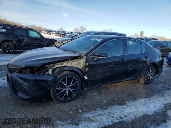 2023 Toyota Camry SE z VIN 4T1G11BK4PU077906, wystawiony jako Copart lot #88947725 z przebiegiem 27 377 mil mil oraz Nie do naprawy • Non repairable. Historia ofert i sprzedaży dostępna na DreamBid. Obrazek 1.