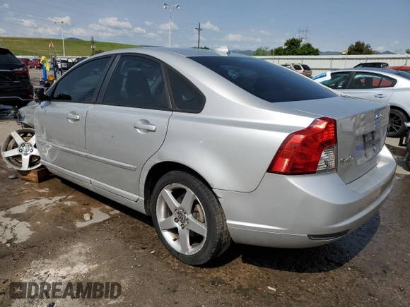 2008 Volvo S40 2.4L z VIN YV1MS390682382013, wystawiony jako Copart lot #58504335 z przebiegiem 93 187 mil mil oraz Szkoda całkowita • Salvage title. Historia ofert i sprzedaży dostępna na DreamBid. Obrazek 2.