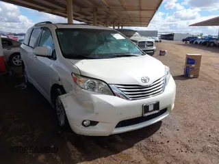2016 Toyota Sienna XLE with VIN 5TDYK3DC0GS762593, listed as a IAAI auction lot 41769173 with 71,869 mi miles. Bid and sale history available at carsss.com. Image 1.