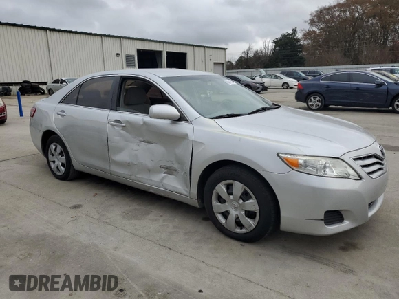 2010 Toyota Camry z VIN 4T1BF3EK2AU103008, wystawiony jako Copart lot #85611864 z przebiegiem 97 116 mil mil oraz Szkoda całkowita • Salvage title. Historia ofert i sprzedaży dostępna na DreamBid. Obrazek 4.