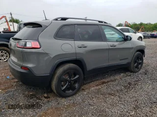 2023 Jeep Cherokee Altitude Lux z VIN 1C4PJMMB4PD100846, wystawiony jako Copart lot #56038145 z przebiegiem 9 567 mil mil oraz Szkoda całkowita • Salvage title. Historia ofert i sprzedaży dostępna na DreamBid. Obrazek 3.