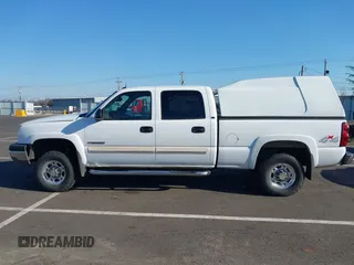 2005 Chevrolet Silverado 1500HD LT z VIN 1GCGK13U45F830143, wystawiony jako IAAI lot #41424683 z przebiegiem 141 881 mil mil oraz . Historia ofert i sprzedaży dostępna na DreamBid. Obrazek 15.