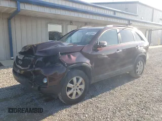 2013 Kia Sorento LX z VIN 5XYKT3A65DG393109, wystawiony jako Copart lot #54489655 z przebiegiem 164 578 mil mil oraz Szkoda całkowita • Salvage title. Historia ofert i sprzedaży dostępna na DreamBid. Obrazek 1.