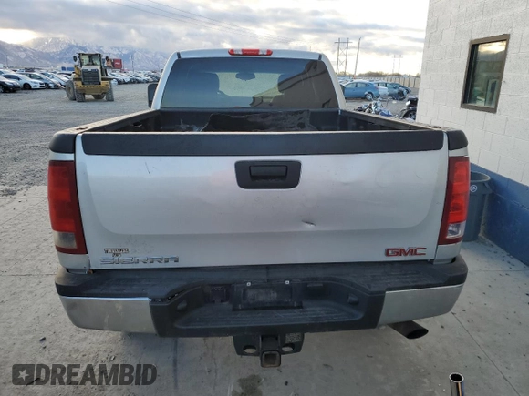 2011 GMC Sierra 2500HD Work Truck z VIN 1GT22ZCG1BZ362840, wystawiony jako Copart lot #83610494 z przebiegiem 226 482 mil mil oraz Szkoda całkowita • Salvage title. Historia ofert i sprzedaży dostępna na DreamBid. Obrazek 6.