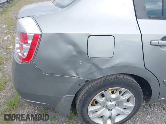 2010 Nissan Sentra S z VIN 3N1AB6AP2AL651182, wystawiony jako IAAI lot #42463092 z przebiegiem 131 556 mil mil oraz . Historia ofert i sprzedaży dostępna na DreamBid. Obrazek 13.