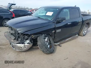 2018 Ram 1500 Lone Star Silver z VIN 1C6RR6LT6JS274001, wystawiony jako IAAI lot #41278610 z przebiegiem 131 991 mil mil oraz . Historia ofert i sprzedaży dostępna na DreamBid. Obrazek 2.